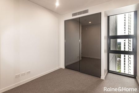 Immaculate 1 Bedroom Apartment - The Lennox Parramatta - Photo 2