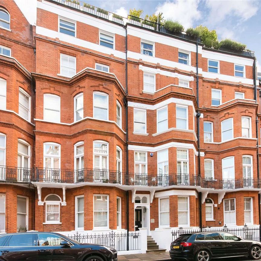 Refurbished, two double bedroom flat with wood flooring throughout, located on the third floor (with lift) of a beautiful red brick period building in Knightsbridge. - Photo 1