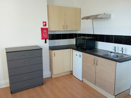 Studio Flat, Hollyshaw Lane, LS15 - Photo 2