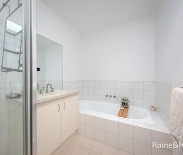 charming 3 bedroom townhouse - Photo 5