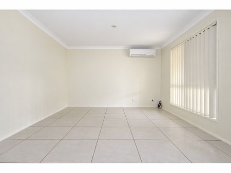 Spacious Family Living in Parkwood! - Photo 2