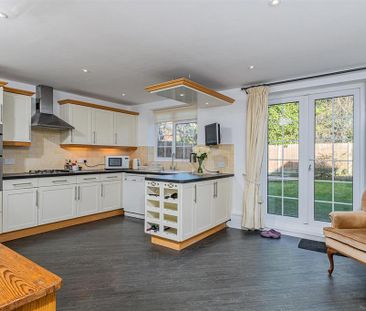 4 bedroom semi-detached house to rent - Photo 6