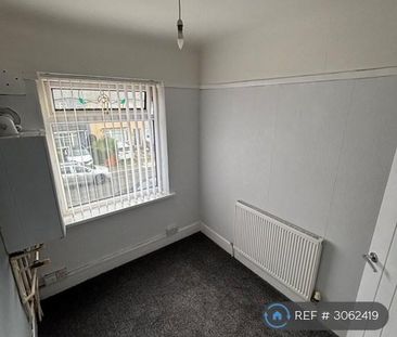 3 bedroom end of terrace house to rent - Photo 3