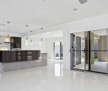 SPACIOUS FAMILY LIVING IN THE GAP - Photo 3