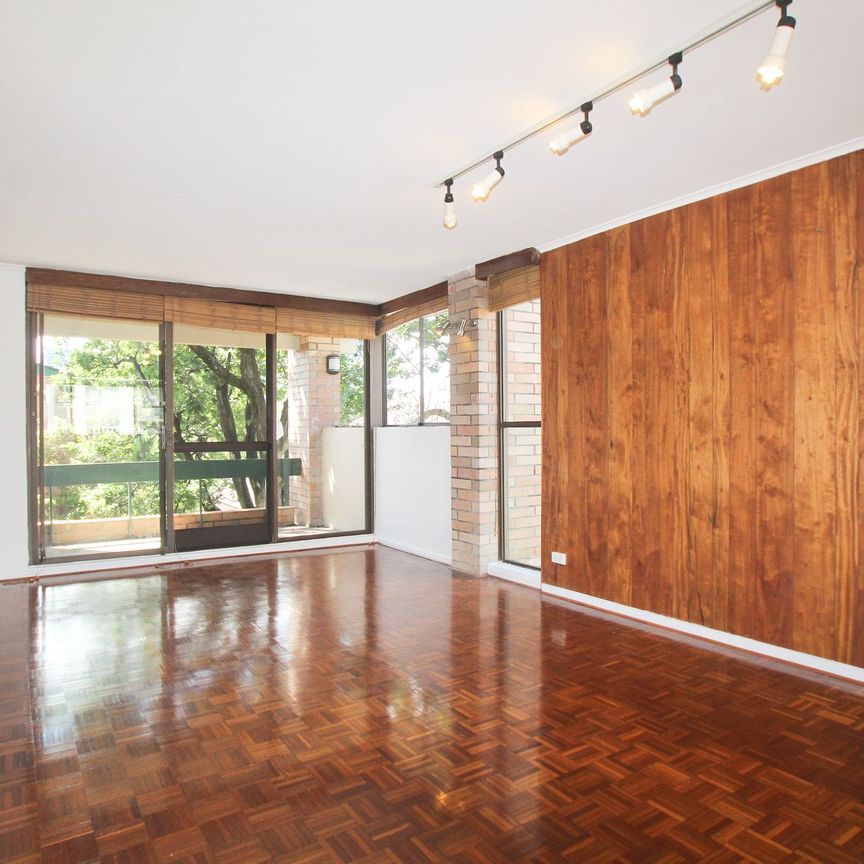 Spacious Apartment with a Leafy Outlook &ast;&ast; Available Now &ast;&ast; - Photo 1