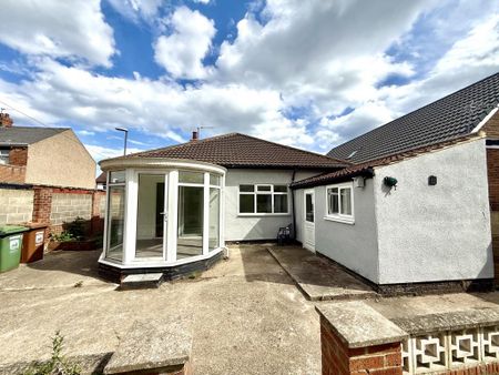 3 bedroom detached bungalow to rent - Photo 2