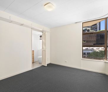 Spacious renovated 2 bedroom inner city gem - Photo 5