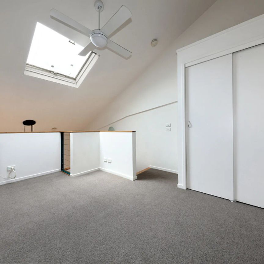 Trendy bayside loft living, can't get much better! - Photo 1