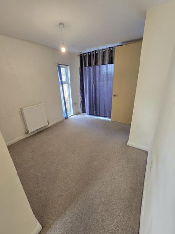 4 bedroom semi-detached house to rent - Photo 4