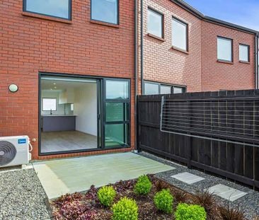 Tidy 2 bedroom brick unit with garden & carpark - Photo 5