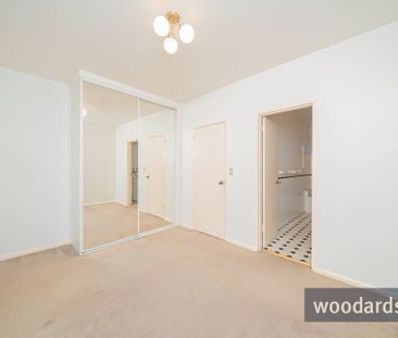 “Charming Hawthorn Apartment with Open-Plan Living and Updated Comf... - Photo 4