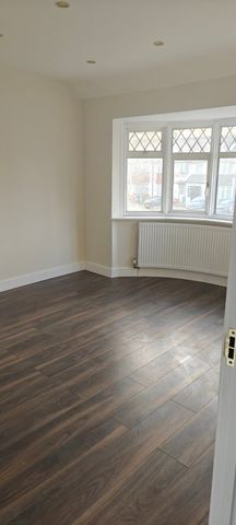 4 Bed End Terrace, Roxeth Green Avenue, HA2 - Photo 2