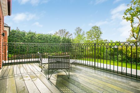 Expansive family home with private swimming pool for rent in Oxshott - Photo 4
