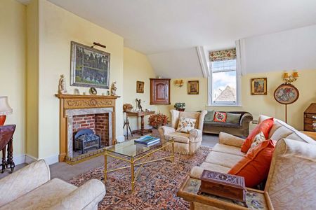 Superb lateral apartment offering far reaching views from the heart of Petworth town - Photo 2