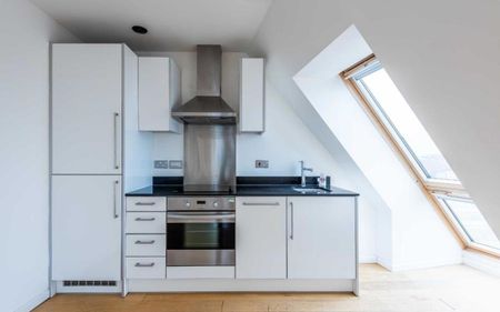 Ocean present to you this exquisite one-bedroom furnished flat for rent in an urban area of Bristol features unique architecture with three balconies offering stunning city views, an open-plan reception and kitchen area with modern amenities, and a lavish double-sized bedroom, ideal for those seeking a luxurious and convenient city lifestyle. - Photo 5