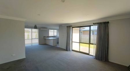 Modern comfort, fantastic location! - Photo 5