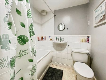 Nightingale Shott, Egham, Surrey, TW20 9SU - Photo 5