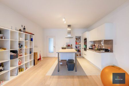 Mooi en centraal gelegen 2 slaapkamerappartement met terras en staanplaats - Photo 3