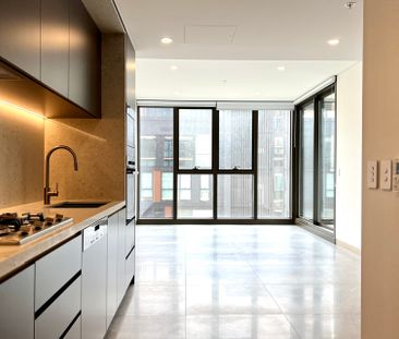 Clever one bedroom apartments with a world of options at your doorstep - Photo 5