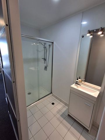 Renovated, sunny 2 bedroom apartment - Photo 4