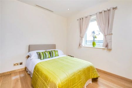 3 bedroom flat in Buckingham Palace Road - Photo 2