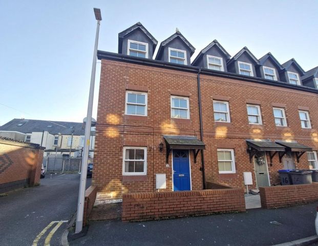 4 bedroom terraced house to rent - Photo 1