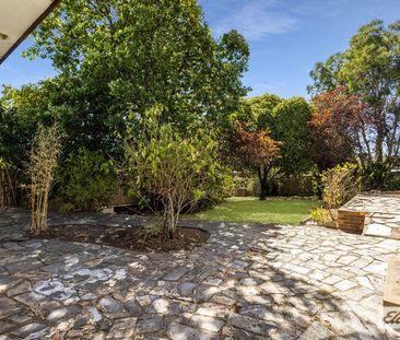 Spacious Family Home in Quiet Strathdale Location - Photo 2