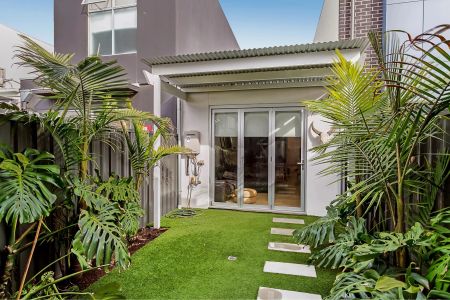 Immaculate 2-Bedroom Townhouse/Loft – Low-Maintenance Luxury in the Heart of Lightsview - Photo 2