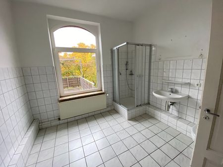 Moderne 4-Zimmer-Wohnung mit großem Balkon in zentraler Lage! - Photo 5