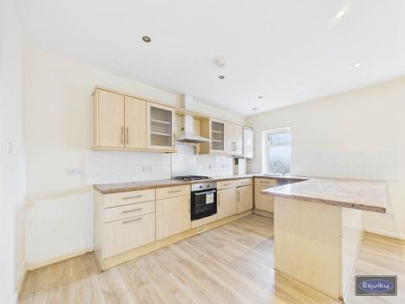 3 bedroom flat to rent - Photo 5