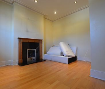 Flat to rent - Ravenscroft Road, Beckenham, BR3 - Photo 2