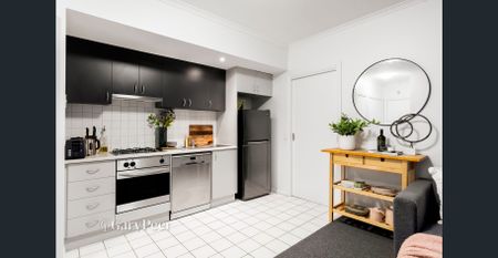 Stylish ground floor apartment with courtyard - Photo 3