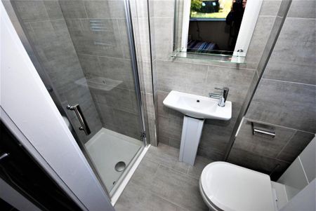 1 bedroom in a house share to rent - Photo 4