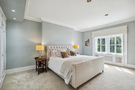 7 bedroom house in Kensington - Photo 3