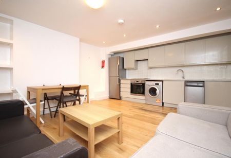 3 bedroom flat to rent - Photo 2