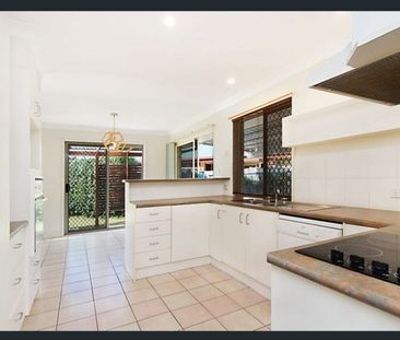 Walk to the Beach & Shops – Relaxed Kingscliff Living - Photo 6