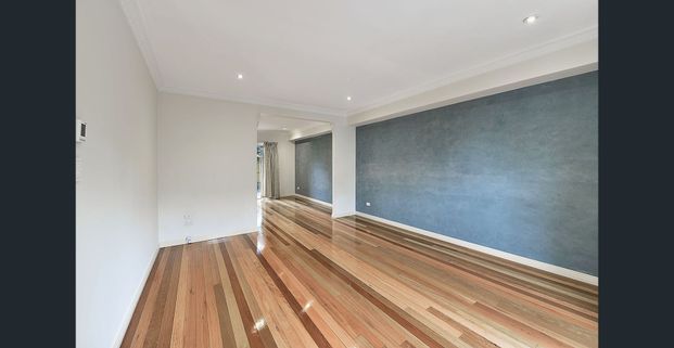 Spacious Townhouse in a Prime Essendon Location - Photo 1