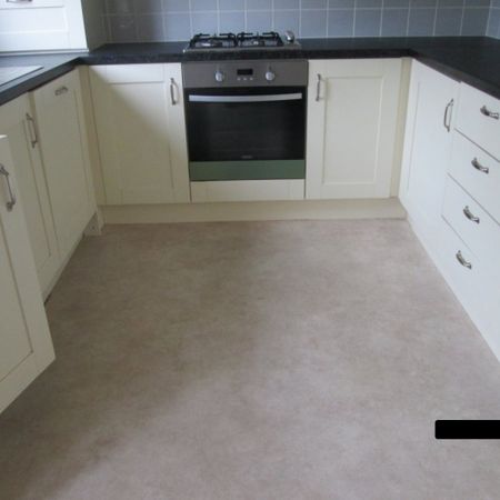 3 bed Town House - To Let - Photo 4