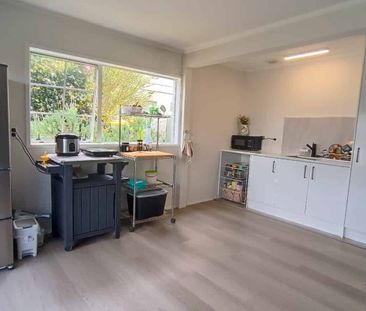 Charming 1BR 1 Living Room Home with Garden! - Photo 2