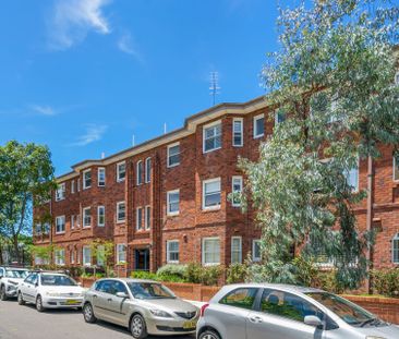 Large North East Facing Art Deco Apartment in Tranquil Location - Photo 5