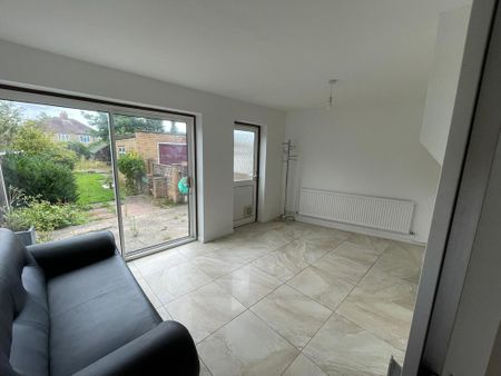 3 bedroom semi-detached house to rent - Photo 3