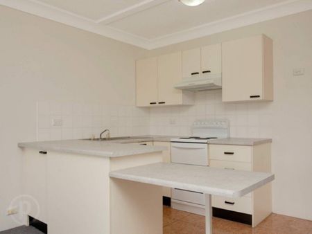 Tidy top floor unit - Photo 4