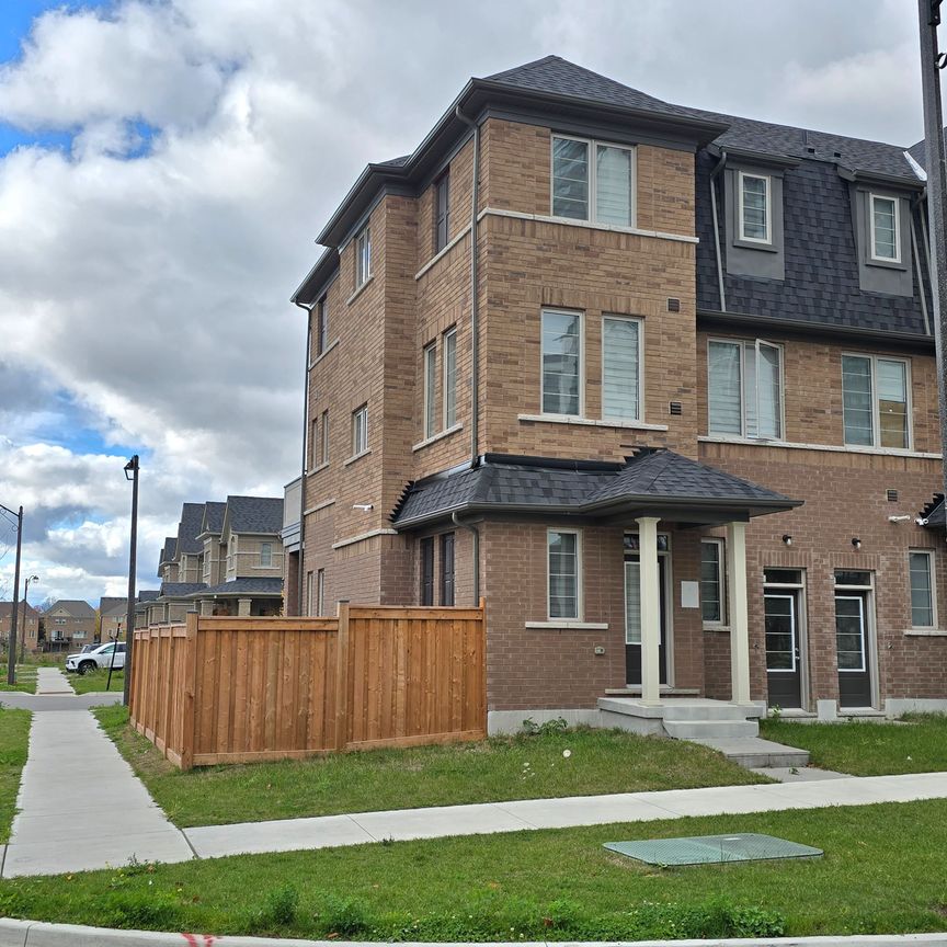 For Lease - 135 Air Dancer Crescent, Oshawa, Ontario - Photo 2