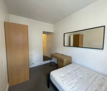 Experience the charm of this well-maintained, furnished mid-terrace... - Photo 3