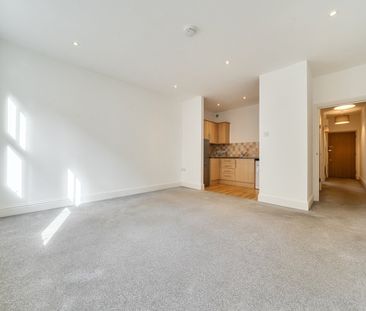 Flat to rent - High Street, Gravesend, DA11 - Photo 1