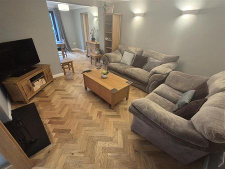 4 bedroom detached house to rent - Photo 3