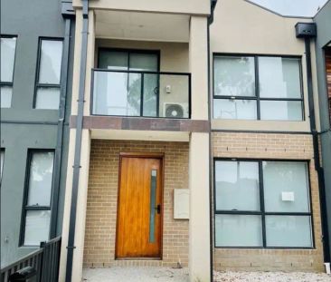 “Spacious & Modern 3-Bedroom Townhouse In Prime Craigieburn Location” - Photo 2