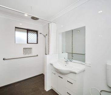 Relaxed coastal living on a quiet cul-de-sac ! - Photo 2