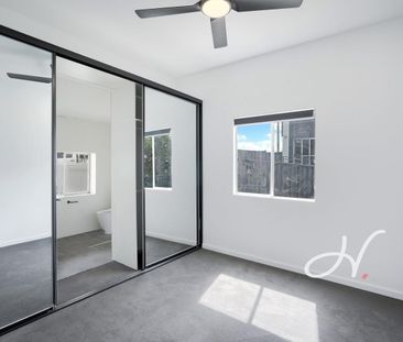 FRESHLY RENOVATED GEM IN CARDIFF SOUTH! - Photo 2