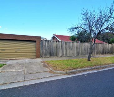 “Family Home in Prime Location!” - Photo 3